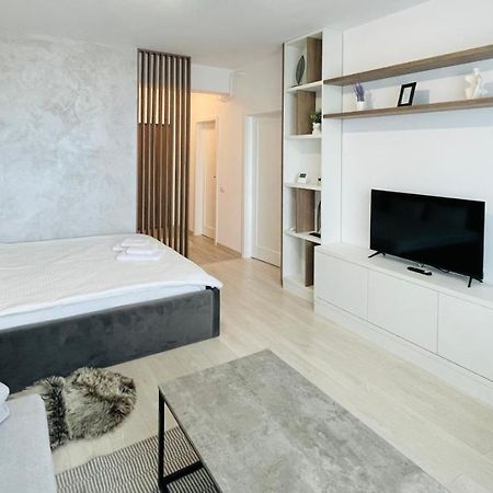 Q Royal Apartment - Palas Center Iasi Esterno foto
