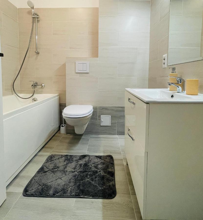 Q Royal Apartment - Palas Center Iasi Esterno foto