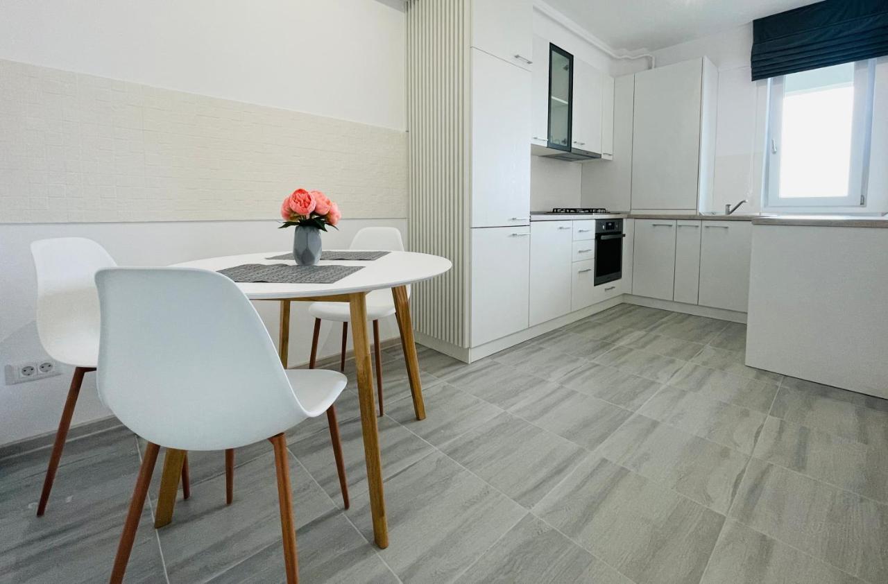 Q Royal Apartment - Palas Center Iasi Esterno foto